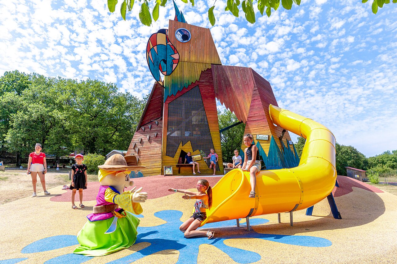 Speeltuin, glijbaan, kinderen, mascotte op camping CAPFUN Roca d'Amour, PADIRAC (46).