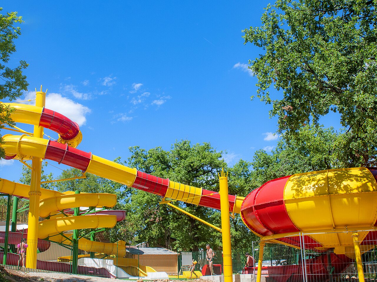 Grote waterglijbanen en zwembad op camping CAPFUN Roca d'Amour in PADIRAC (46).