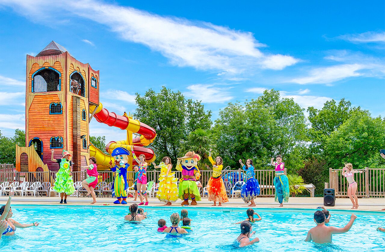 Buitenzwembad, glijbanen en kinderanimatie op camping CAPFUN Roca d'Amour in PADIRAC (46).