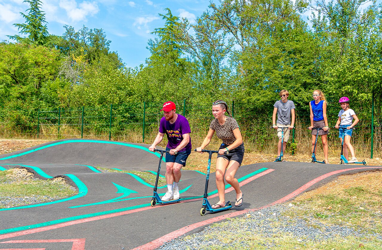 Pumptrack, scooters voor jong en oud, camping CAPFUN Roca d'Amour PADIRAC (46).