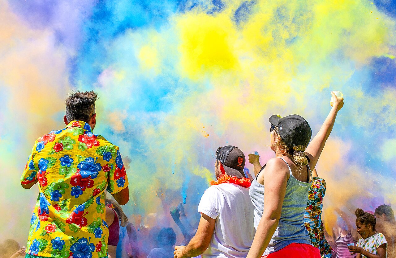 Kleurenfestival, poeder gegooid op camping CAPFUN Roca d'Amour in PADIRAC (46).