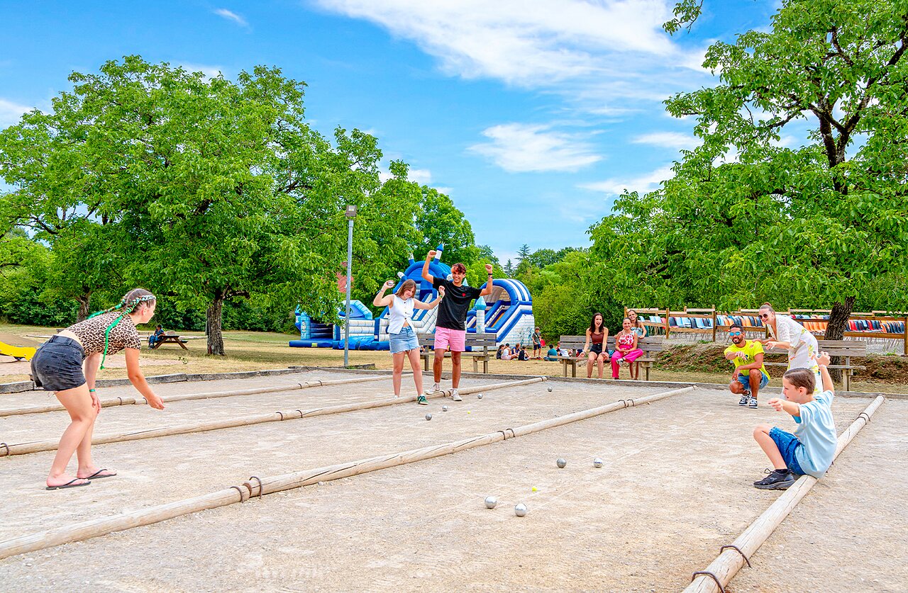 Petanque en opblaasbare spelen op camping CAPFUN Roca d'Amour in PADIRAC (46).