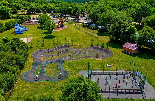 Pump track, multisportterrein op camping CAPFUN Roca d'Amour in PADIRAC (46).