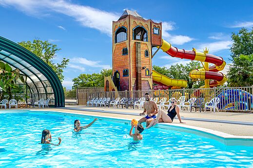 Buitenzwembad, waterglijbanen en familie op camping CAPFUN Roca d'Amour in PADIRAC (46).