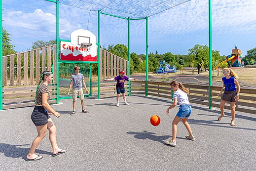 Basketbalveld met spelende kinderen op camping CAPFUN Roca d'Amour in PADIRAC (46).