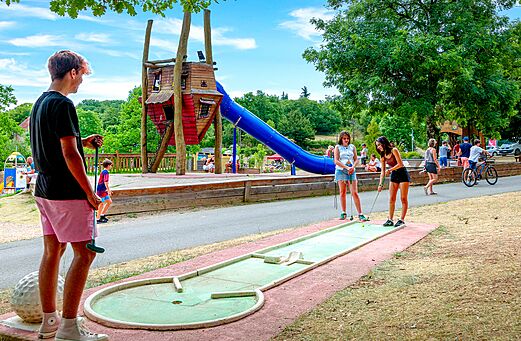 Minigolf en reuzenglijbaan op camping CAPFUN Roca d'Amour in PADIRAC (46).