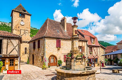 Dorpsplein van Autoire met fontein en klokkentoren, Lot, Occitanie.
