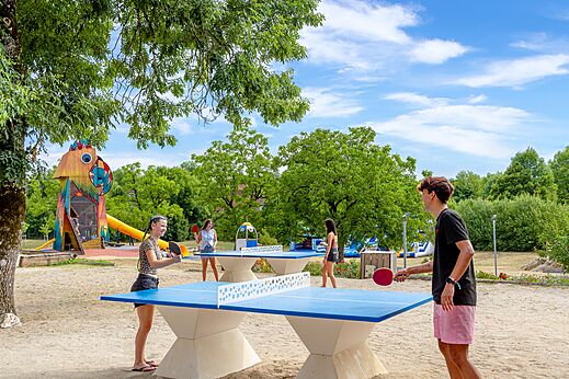 Tafeltennistafels en speeltuin op camping CAPFUN Roca d'Amour in PADIRAC (46).