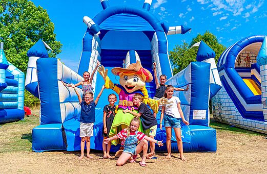 Opblaasbare spelen en mascotte met kinderen op camping CAPFUN Roca d'Amour in PADIRAC (46).