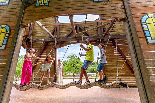 Houten speeltuin, familie op camping CAPFUN Roca d'Amour in PADIRAC (46).