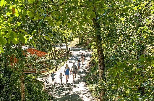 Schaduwrijk pad, stacaravan op camping CAPFUN Roca d'Amour in PADIRAC (46).