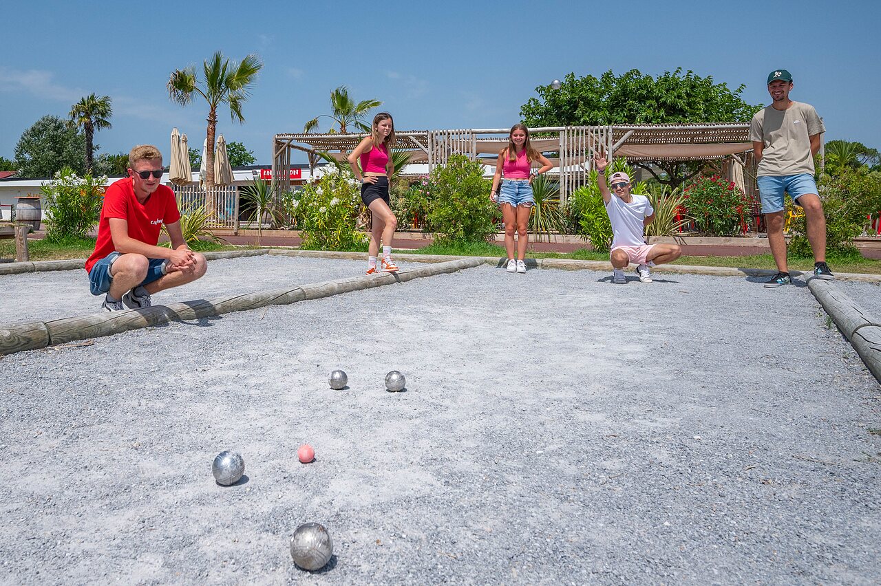 Jeu de boulesbaan met spelende jongeren op camping CAPFUN Roumingue in LANTON (33).