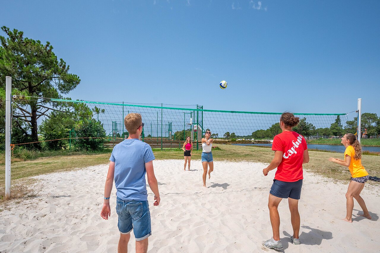 Jongeren spelen beachvolleybal op zandveld CAPFUN Roumingue in LANTON (33).
