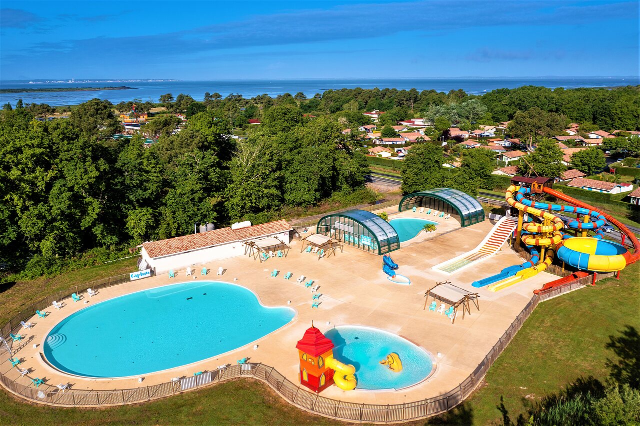 Waterpark, buitenzwembaden, reuzenglijbanen op camping CAPFUN Roumingue in LANTON (33).