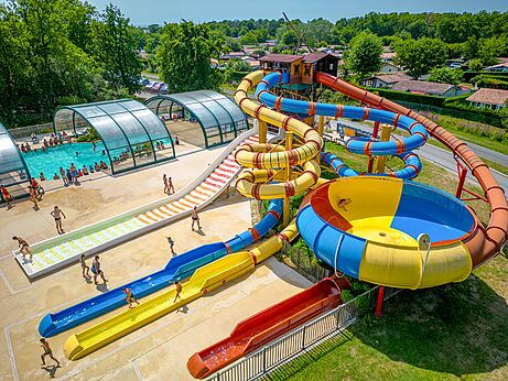 Gigantische waterglijbanen, overdekt zwembad op camping CAPFUN Roumingue in LANTON (33).