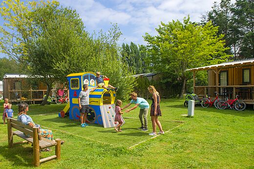 Speeltuin treinvorm voor kinderen op camping CAPFUN Roumingue in LANTON (33).