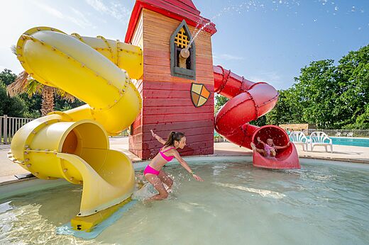 Waterglijbanen en waterspellen voor kinderen op camping CAPFUN Roumingue in LANTON.