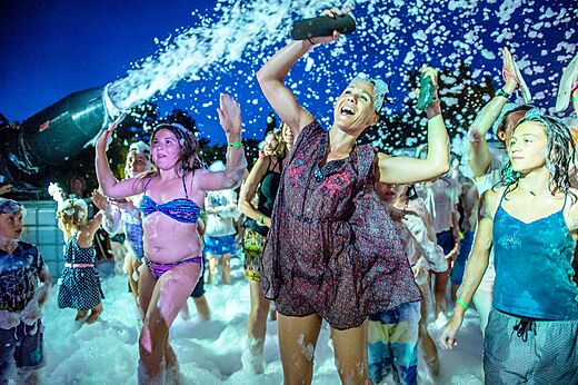 Feestelijk schuimfeest met deelnemers en machine op camping CAPFUN Roumingue in LANTON (33).