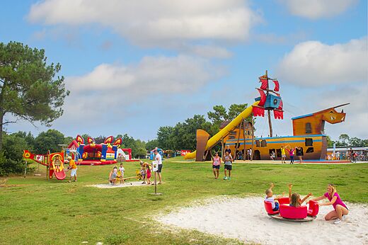 Speeltuin, piratenschip, glijbaan, springkasteel op camping CAPFUN Roumingue in LANTON.