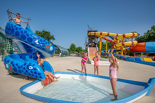 Waterglijbaan, kinderen en peuterbad op camping CAPFUN Roumingue in LANTON (33).