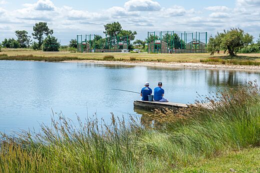 Vissen in vijver vanaf steiger op camping CAPFUN Roumingue in LANTON (33).