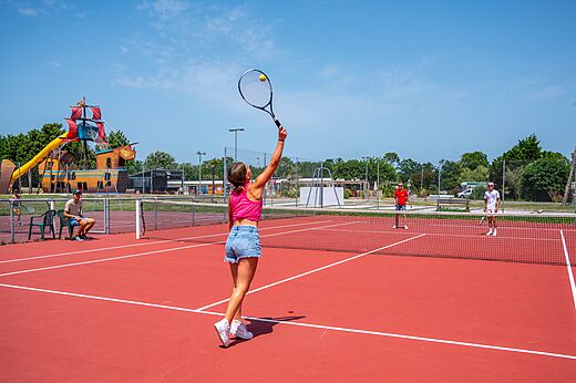 Rode tennisbaan met spelers op camping CAPFUN Roumingue, LANTON (33).