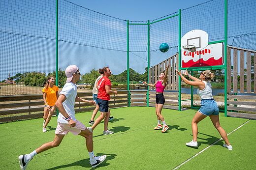 Multisportterrein met basketbalring op camping CAPFUN Roumingue in LANTON (33).