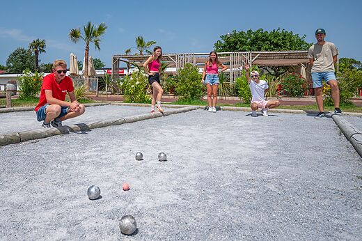 Petanquebaan met jonge spelers op camping CAPFUN Roumingue in LANTON (33).