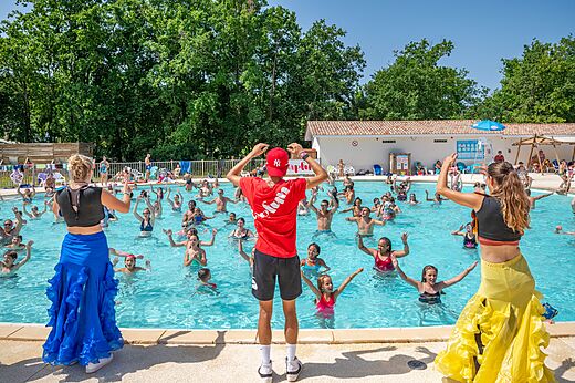 Levendige aquagymles in het buitenzwembad van camping CAPFUN Roumingue in LANTON (33).