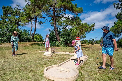 Familie minigolfbaan met kinderen op camping CAPFUN Roumingue in LANTON (33).