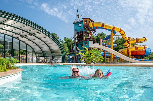 Buitenzwembad en waterglijbanen op camping CAPFUN Roumingue in LANTON (33).