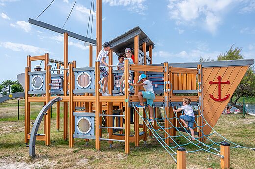 Speeltuin in scheepsvorm met kinderen op camping CAPFUN Roumingue in LANTON (33).