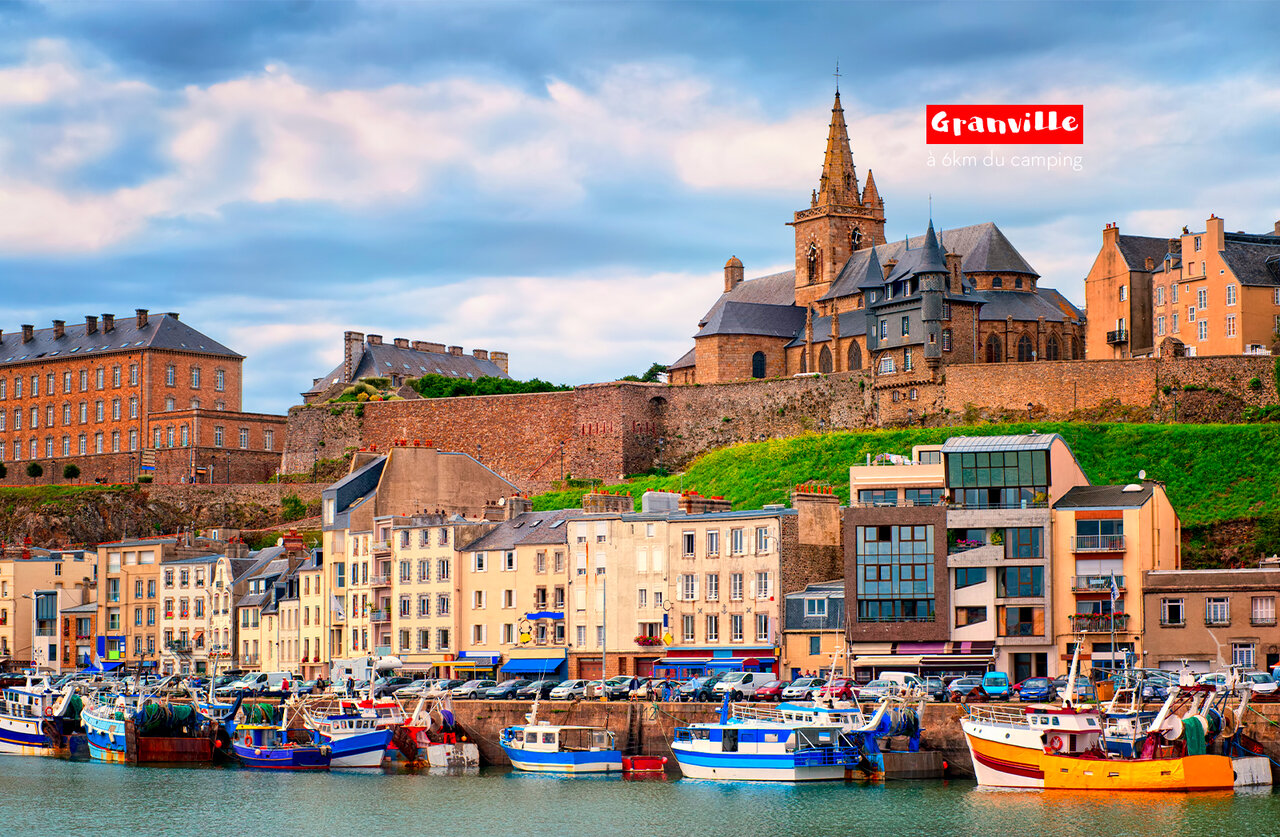 Haven van Granville, historische vestingstad met kerk, bezienswaardigheid in Normandi�.