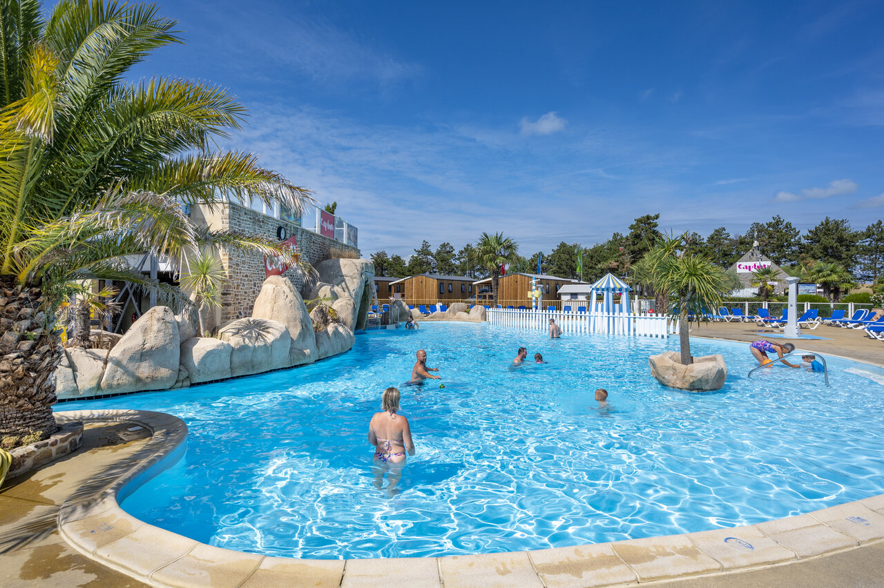 Buitenzwembad, rotsen op camping CAPFUN La Route Blanche in Breville sur Mer (50).