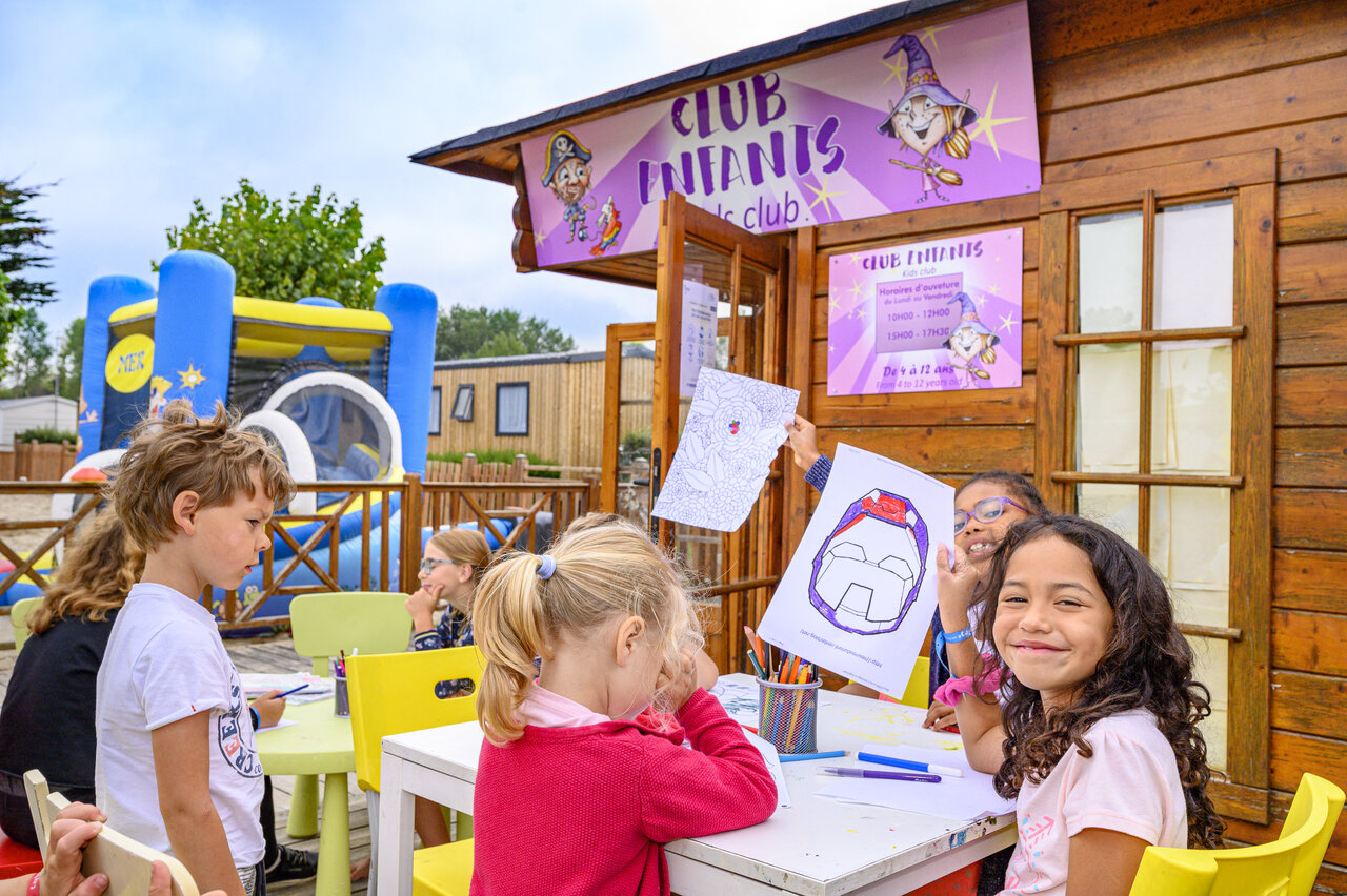 Kinderclub, kleuren en springkasteel op camping CAPFUN La Route Blanche in Breville sur Mer (50).