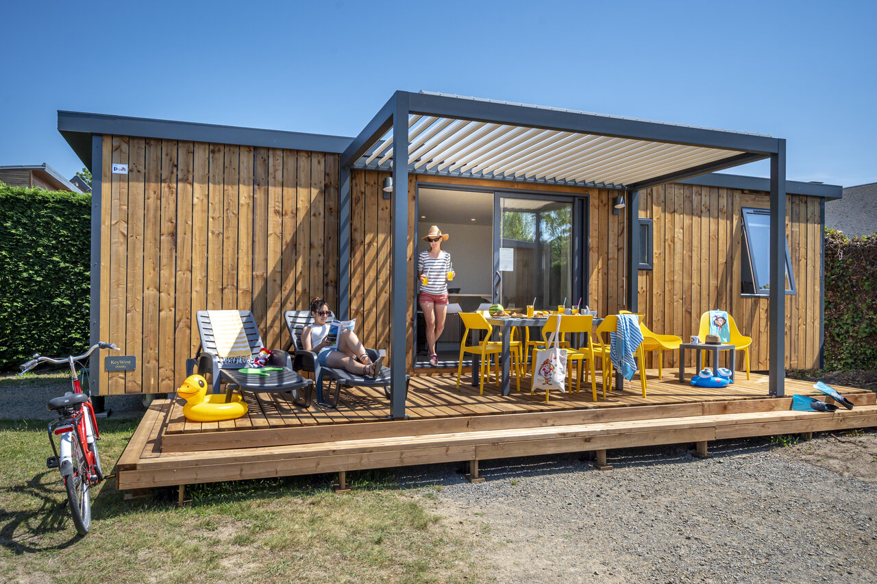 Moderne Mobil-home, houten terras, familie op camping CAPFUN La Route Blanche in Breville sur Mer (50).