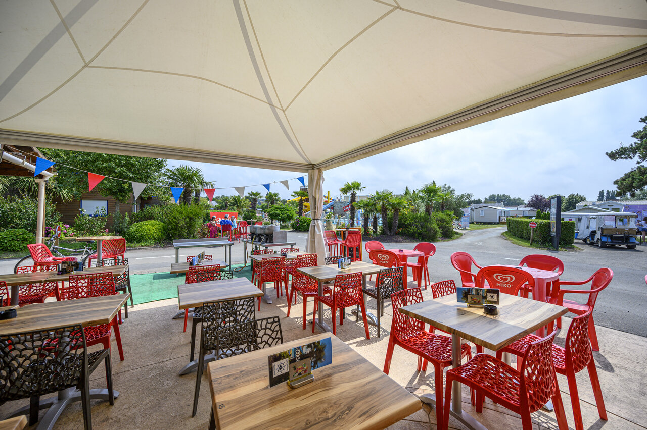 Overdekt restaurant-bar terras op camping CAPFUN La Route Blanche in Breville sur Mer (50).