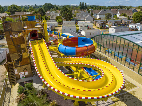 Gigantische waterglijbanen en piratenstructuur op camping CAPFUN La Route Blanche, Breville sur Mer.