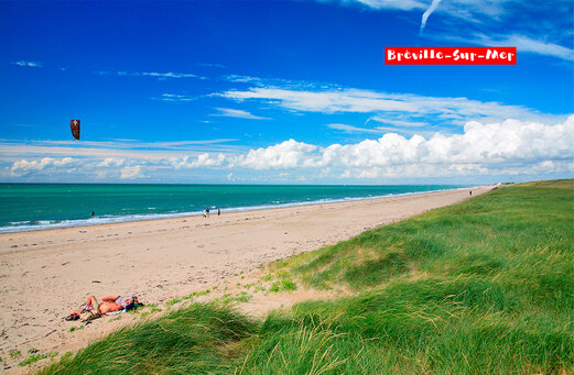 Fijn zandstrand in Br�ville-sur-Mer, Normandi�, met duinen en turquoise zee.