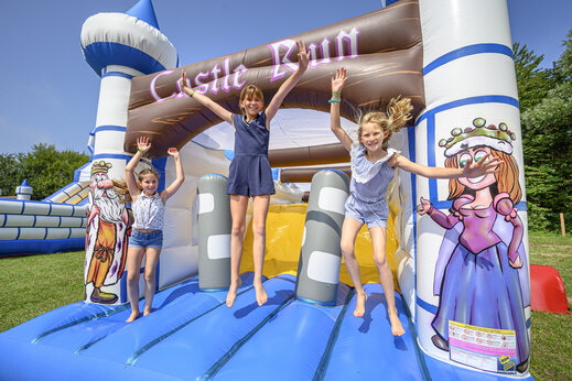 Groot springkasteel voor kinderen op camping CAPFUN La Route Blanche (50).