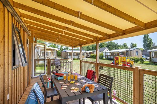 Overdekt terras van stacaravan, tafel en stoelen, CAPFUN La Route Blanche.