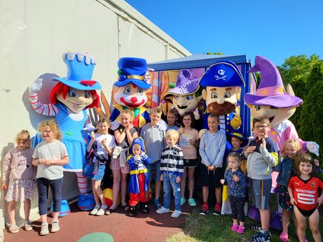 Kinderanimatie, kleurrijke mascottes op camping CAPFUN La Route Blanche in Breville sur Mer (50).