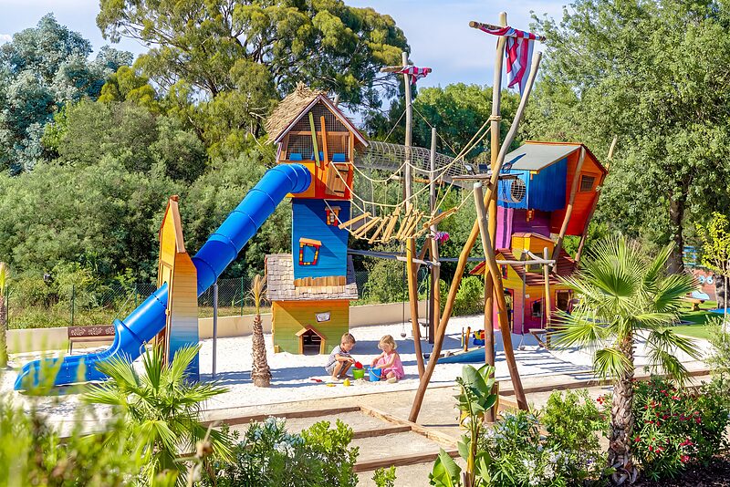 Carabouille Speeltuin - Grote kleurrijke speeltuin met glijbanen op CAPFUN La Rumba in Fr�jus (83).