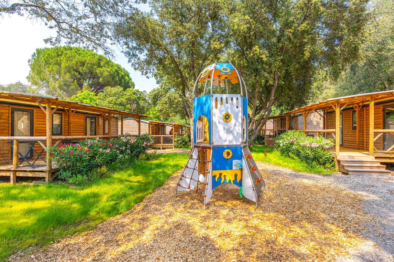 Raketspeeltuin en houten Mobil-homes op camping CAPFUN La Rumba in Fr�jus (83).