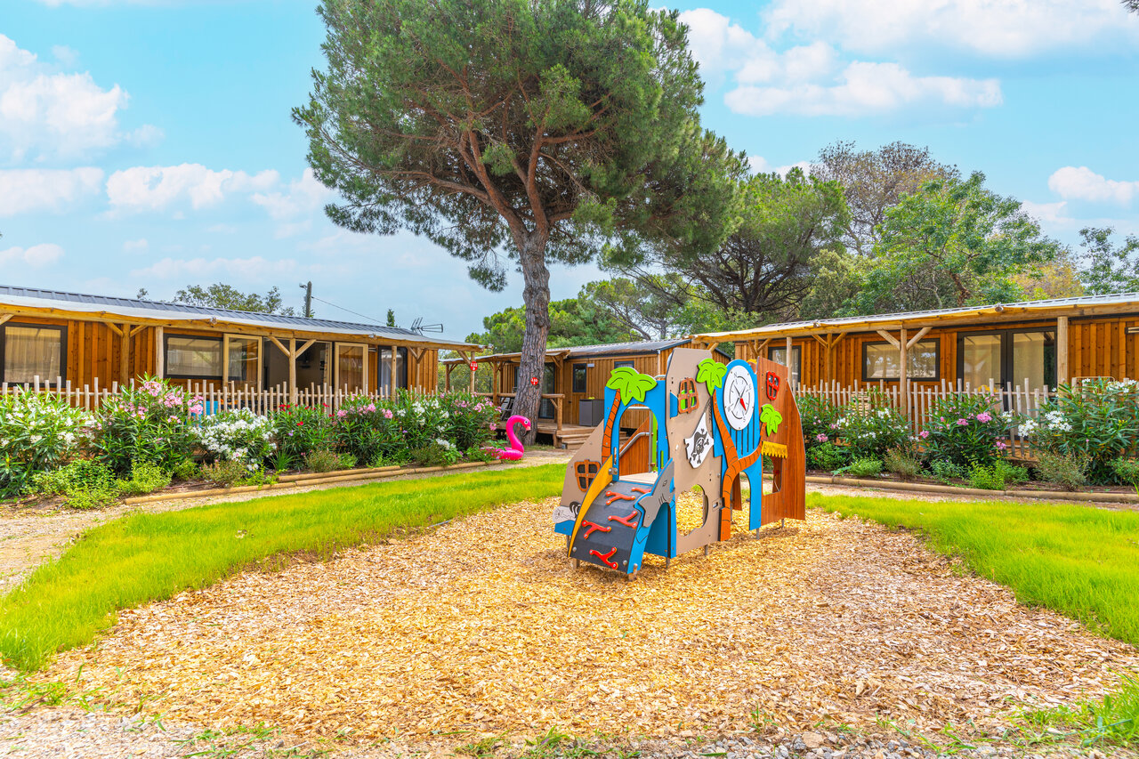 Kinderspeeltuin en stacaravans op camping CAPFUN La Rumba in Fr�jus (83).