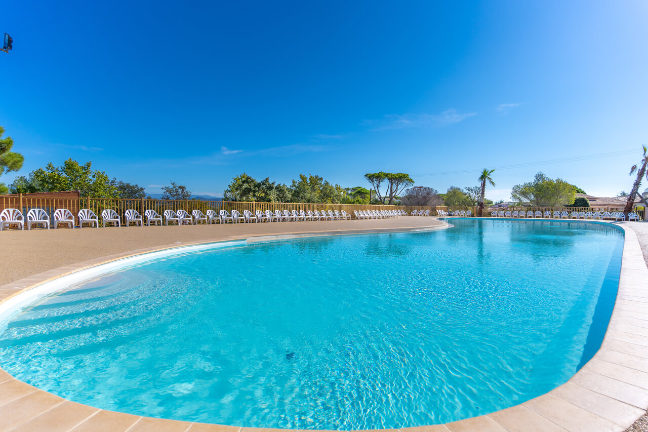 Groot buitenzwembad met ligstoelen op camping CAPFUN La Rumba in Fr�jus (83).