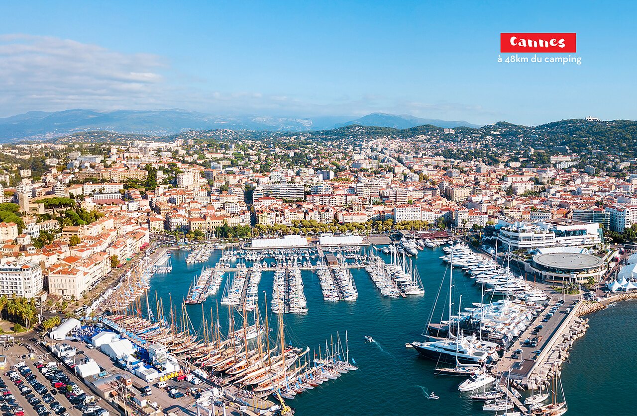 Luchtfoto haven van Cannes en stad aan de C�te d'Azur.