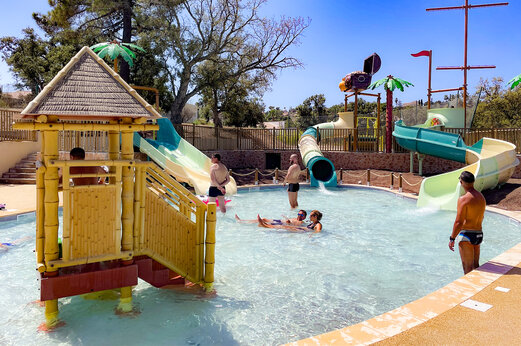 Zwembad, glijbanen en waterspellen op camping CAPFUN La Rumba in Fréjus (83).
