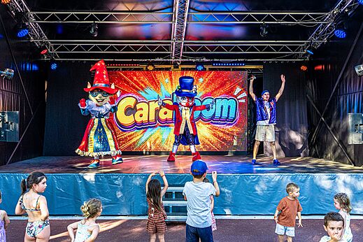 Animatievoorstelling met mascottes en kinderen op camping CAPFUN La Rumba in Fréjus (83).