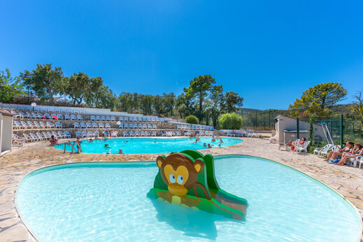 Buitenzwembad, glijbaan, stoelen op camping CAPFUN La Rumba in Fréjus (83).